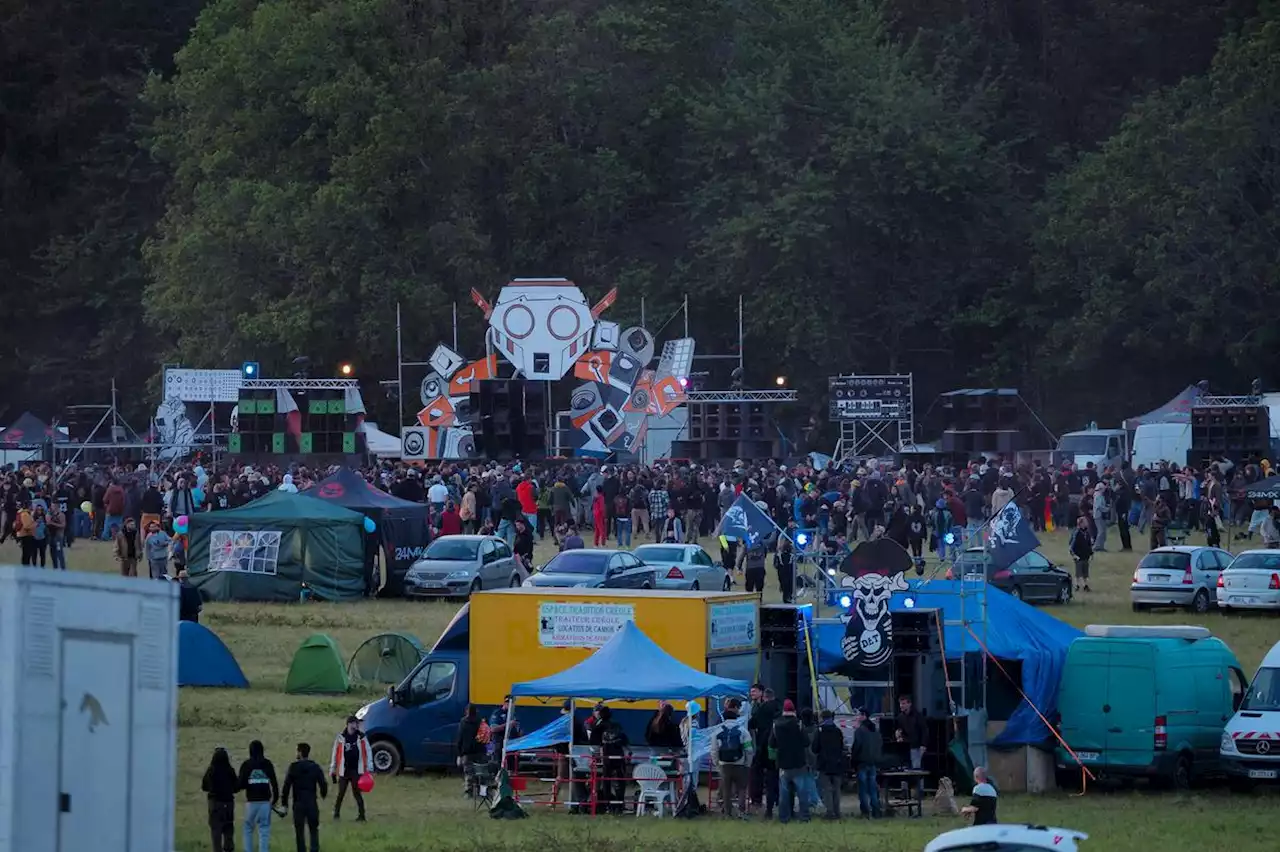 Teknival dans l’Indre : un participant gravement blessé, 30 000 fêtards rassemblés ce vendredi