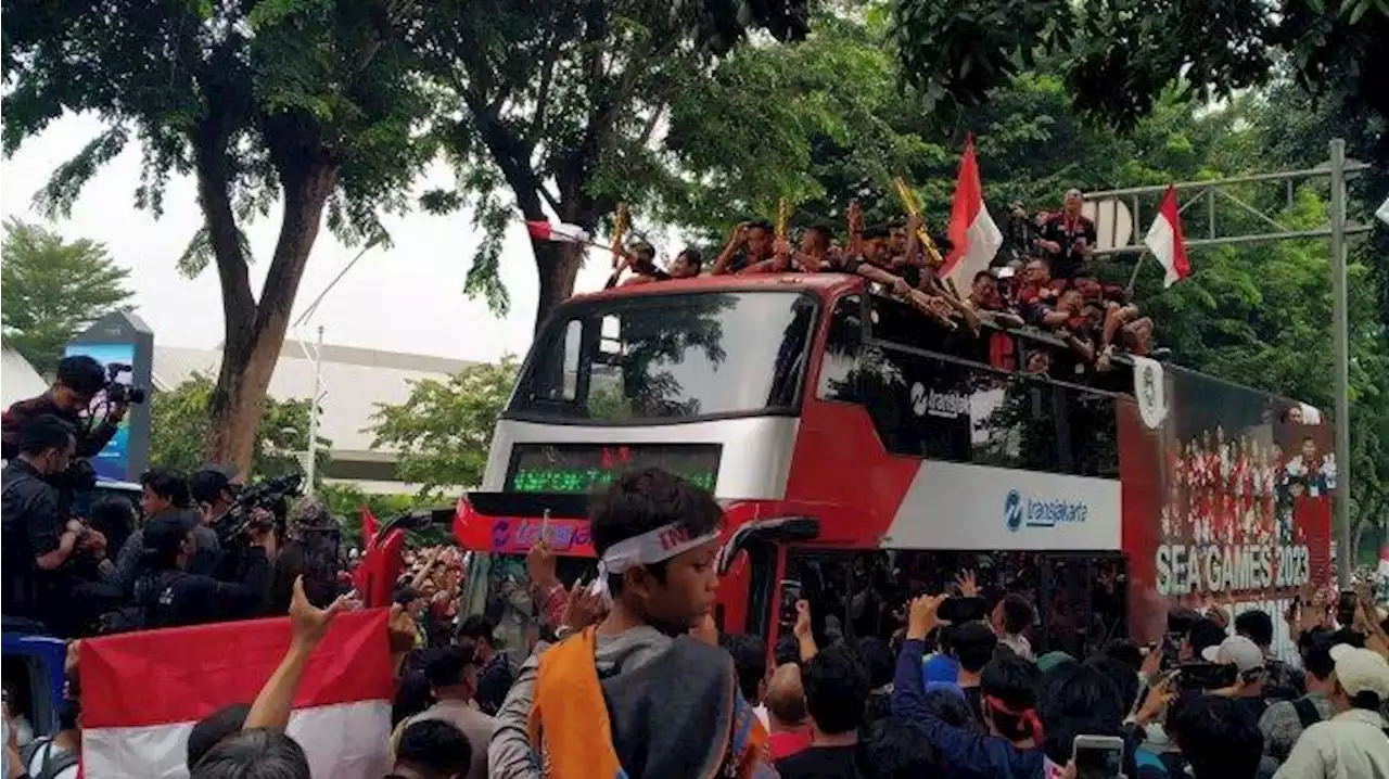 Disambut Nyanyian dan Flare, Ribuan Masyarakat Kawal Kirab Juara Kontingen Indonesia - Tribunnews.com