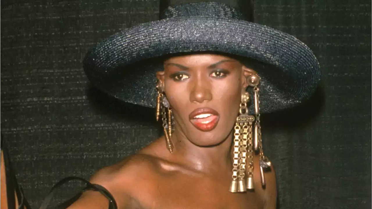 Grace Jones cumple 75 años: su imprevisible estilo en 10 modelazos