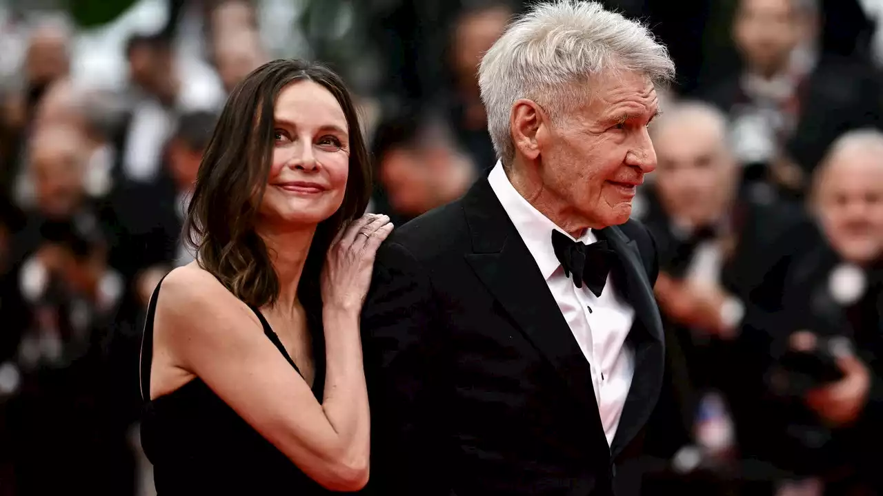 La emoción de Harrison Ford en su “despedida” de Indiana Jones en Cannes: lágrimas, Palma de Oro sorpresa y gestos de cariño con una deslumbrante Calista Flockhart