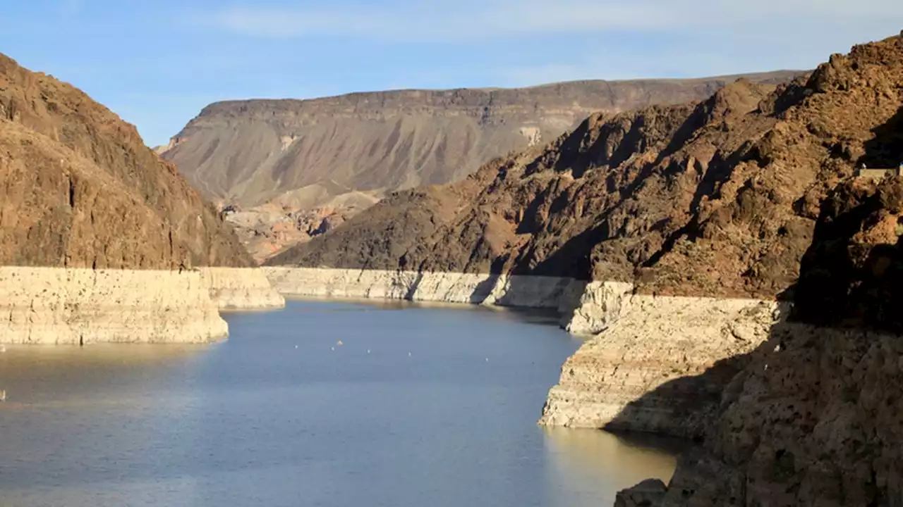 Why the amount of water storage is declining in lakes around the world