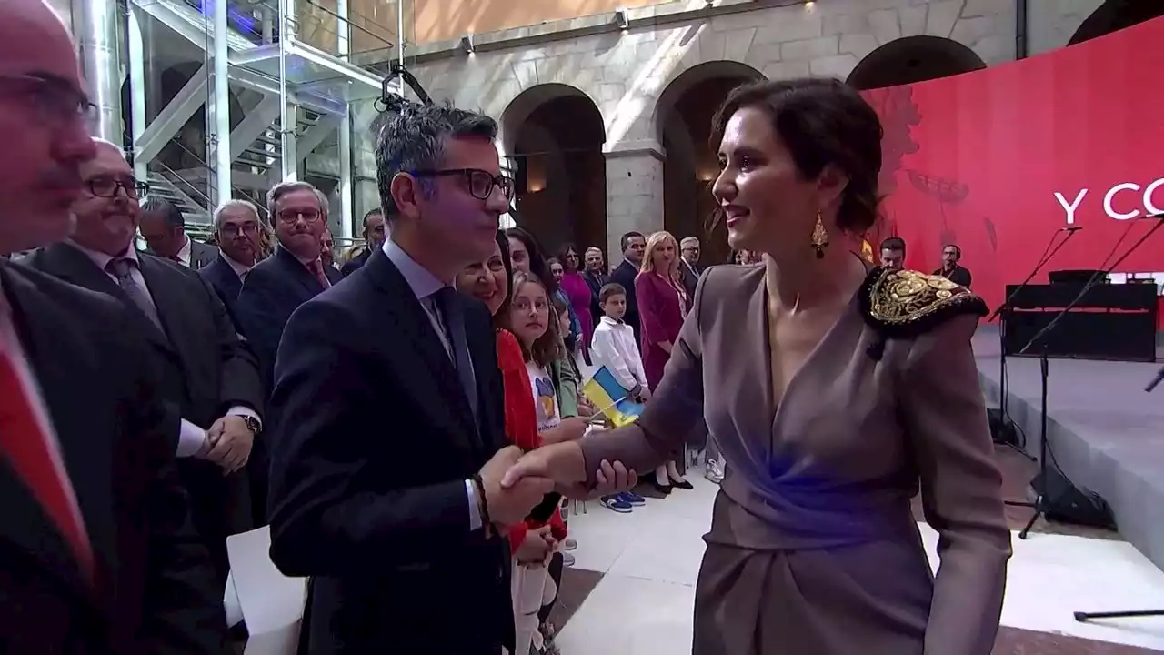 VÍDEO: El frío saludo entre Ayuso y Bolaños en el acto del Dos de Mayo tras dos días de confrontación