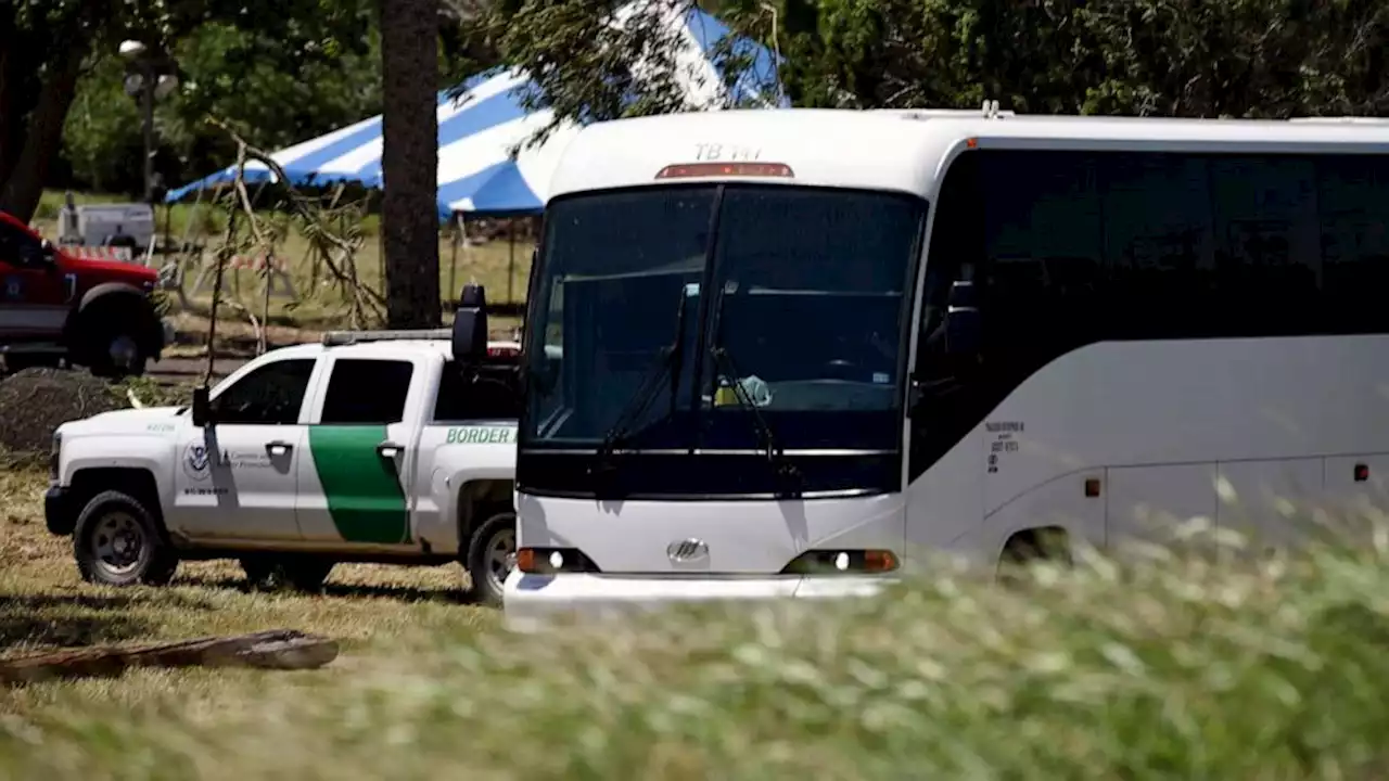 Mayors of Chicago, NYC criticize Gov. Abbott's migrant busing to cities