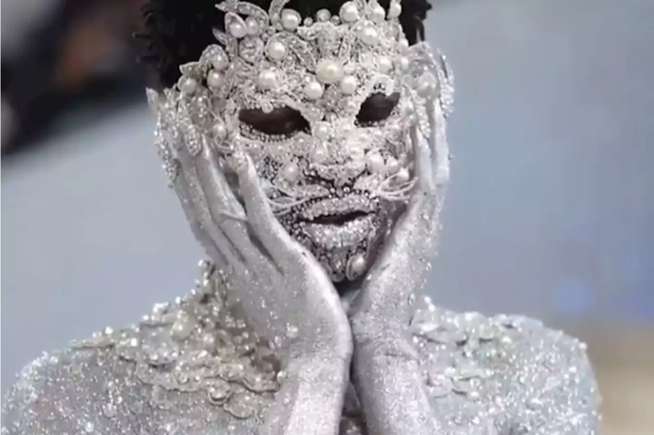 Lil Nas X tampil jadi 'Manusia Silver' bermutiara di Met Gala 2023