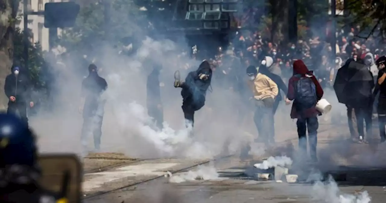 French police clash with black-clad anarchists during May Day rallies