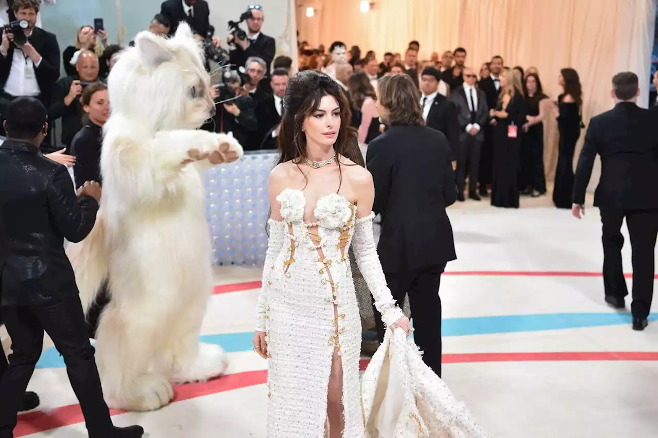 Anne Hathaway, 40 ans, dévoile ses jambes de rêve dans une robe ultra-moulante au MET Gala 2023