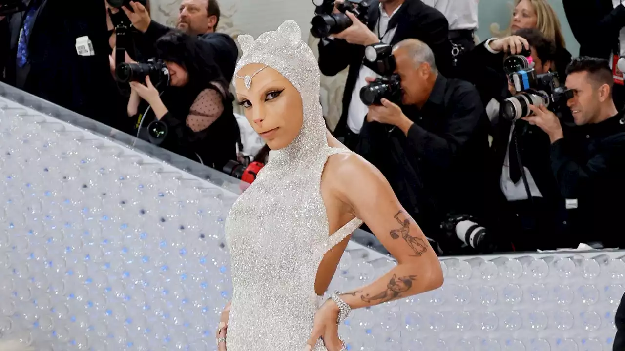 Doja Cat Is Unrecognisable Dressed As Karl Lagerfeld’s Cat Choupette For The Met Gala 2023