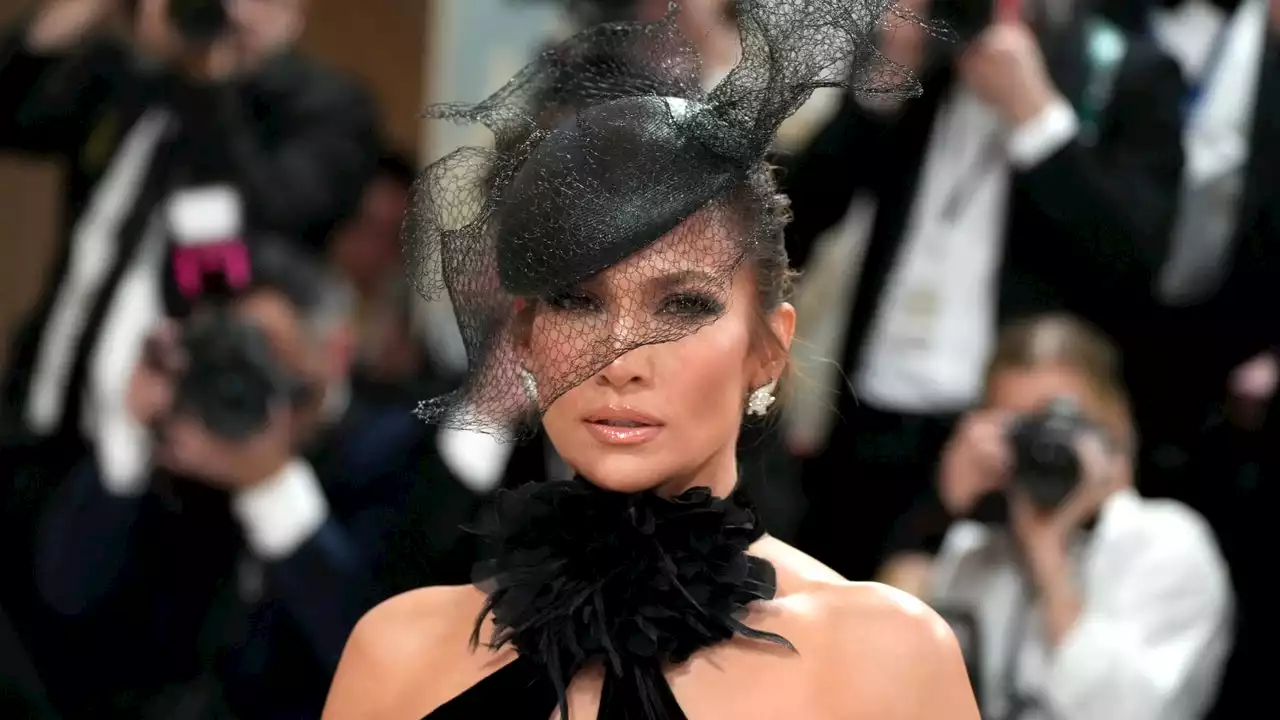 Jennifer Lopez Pairs A Sculptural Fascinator With Scene-Stealing Cat Eyes At The Met Gala 2023