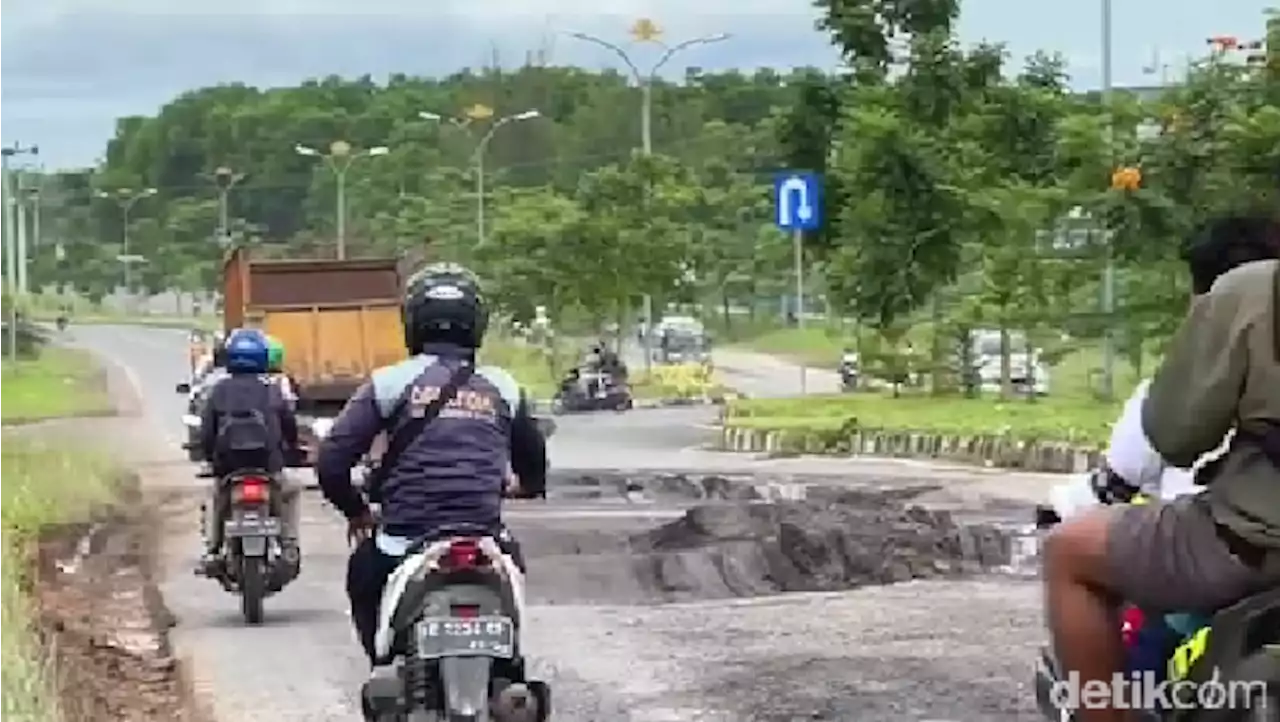 Gara-gara TikToker Bima, Jokowi Cek Jalanan Rusak di Lampung