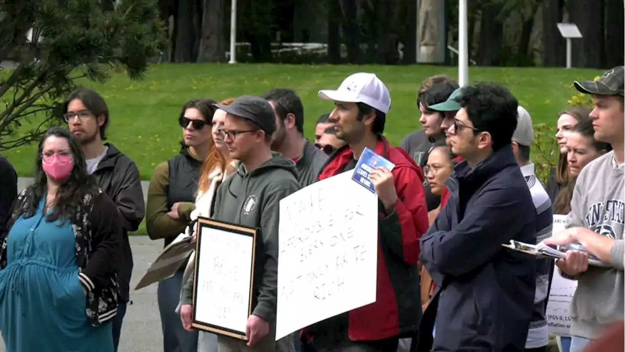 Graduate students rally for increased funding from Canada