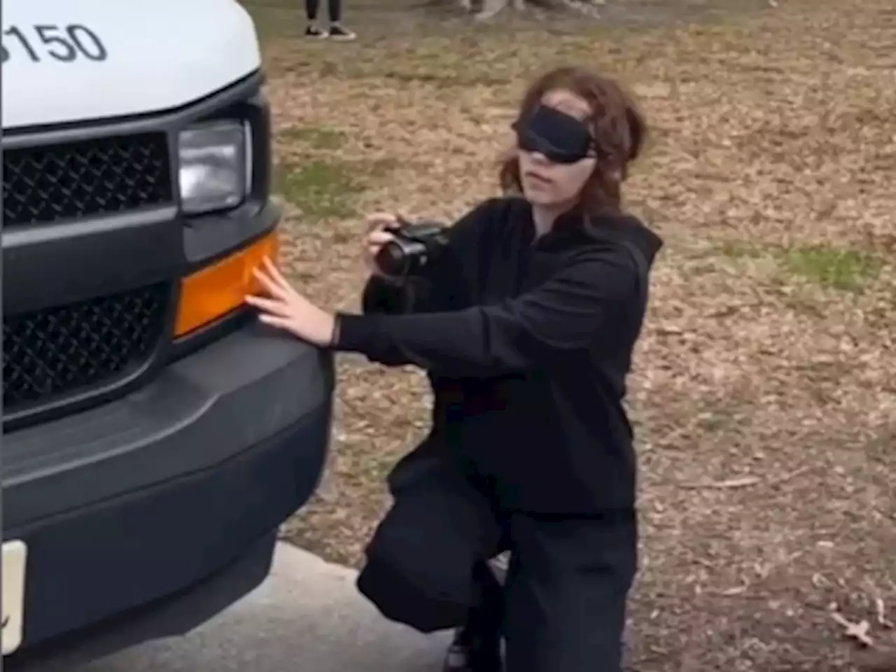 Teacher challenges students to take photos blindfolded