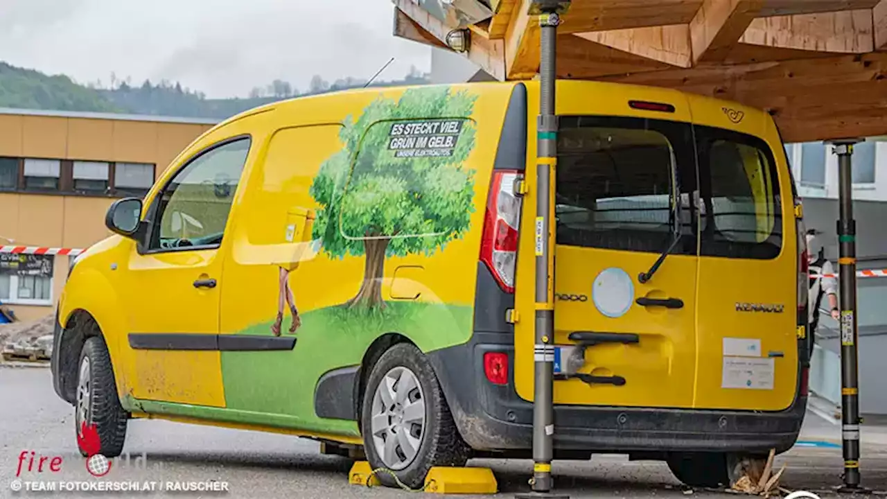 Oö: Lieferwagen kollidiert mit Stützpfeiler → Carport sackt teilweise ein