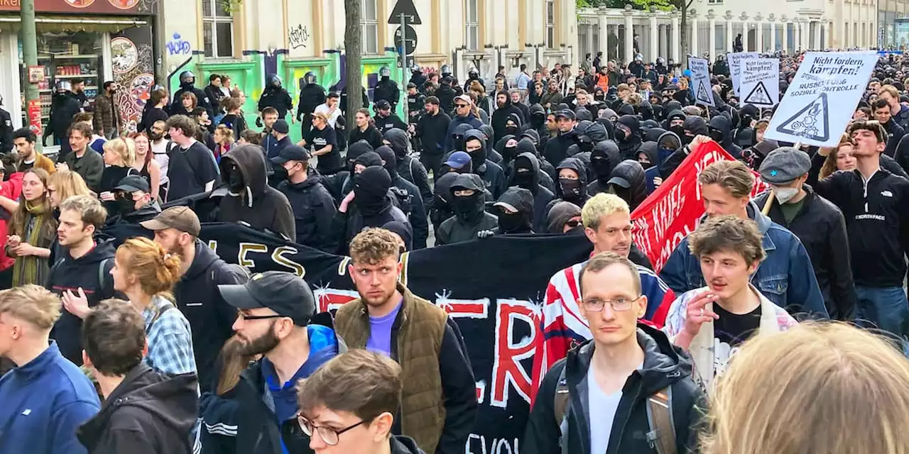 Demo in Neukölln vorzeitig beendet - Rettungswagen in der Menge