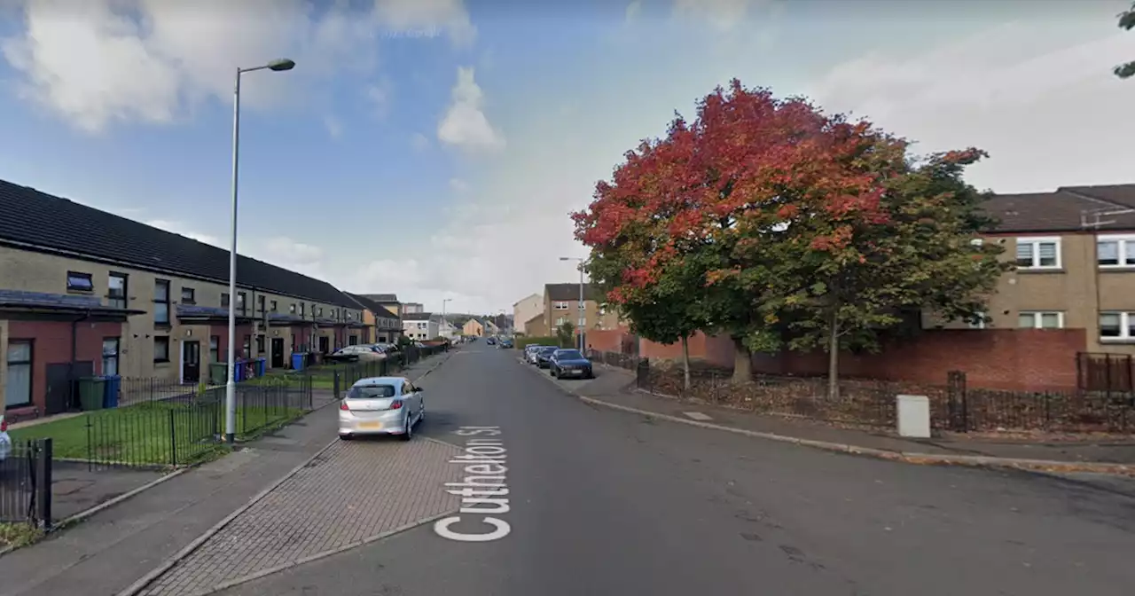 Man rushed to hospital after being attacked by group of thugs in Glasgow