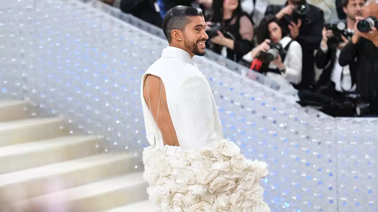 En dos nu Jacquemus au Met Gala 2023, Bad Bunny libère le style masculin