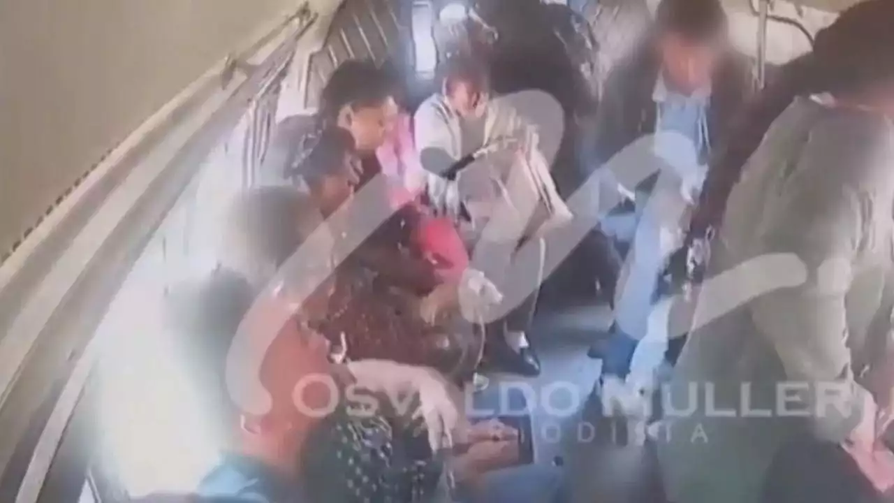 VIDEO | Ni el conductor se salvó: con pistola y cuchillo, sujetos asaltaron combi en Zumpango