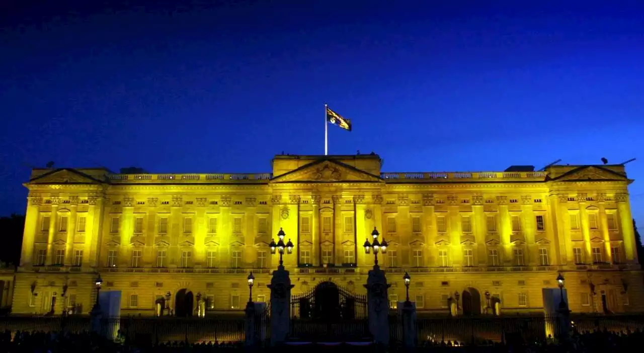 Incoronazione Re Carlo, arrestato sospetto uomo armato vicino a Buckingham Palace: «Ha lanciato cartucce nel parco del palazzo»