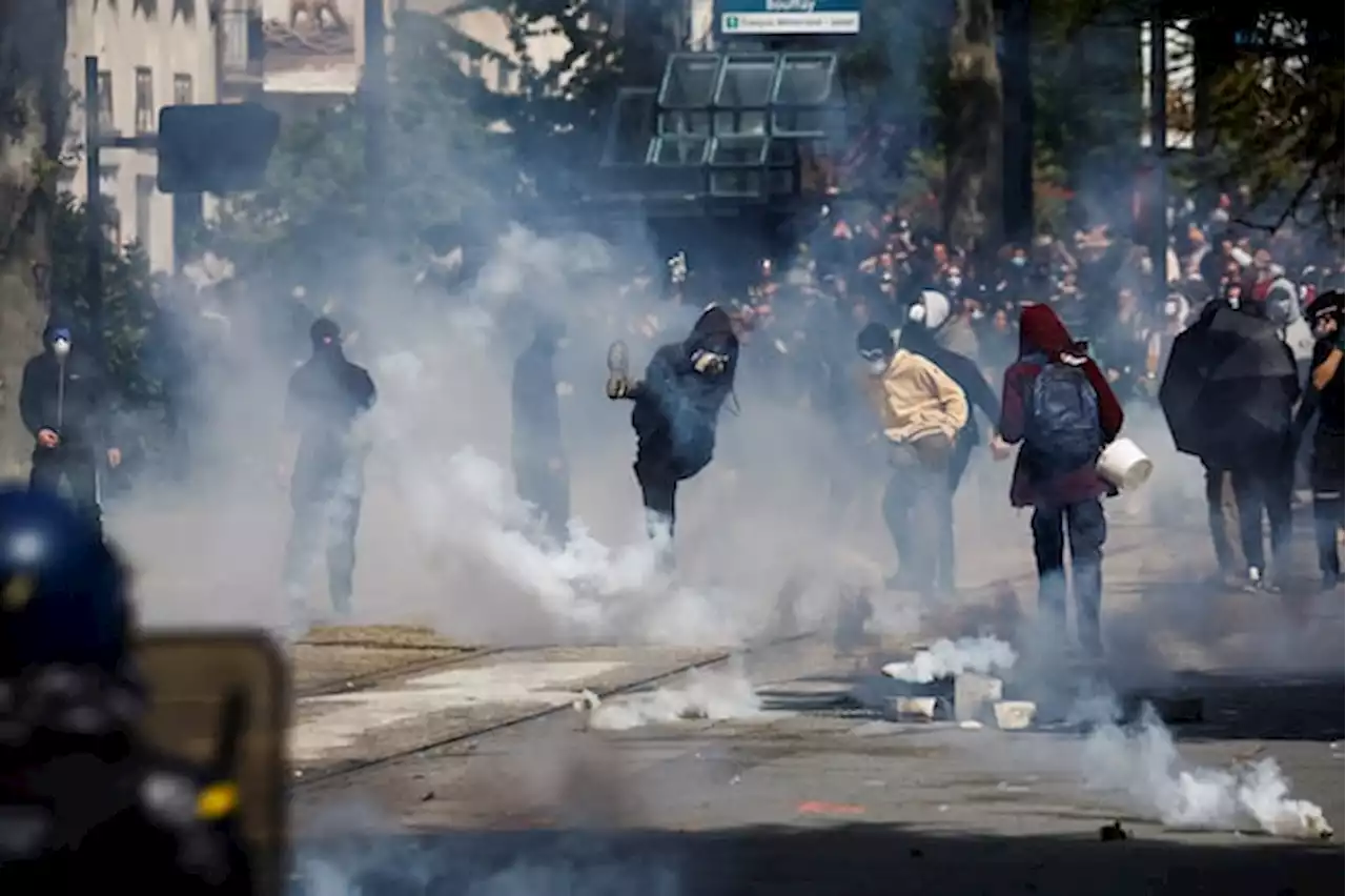 French police battle black-clad anarchists during May Day rallies