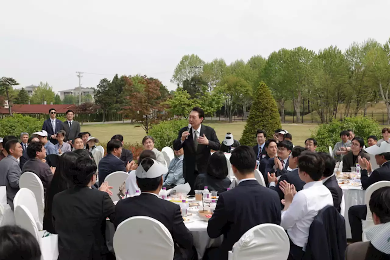 윤 대통령 “자화자찬식 취임 1주년은 안돼…변화 느린 부분 속도 내겠다”