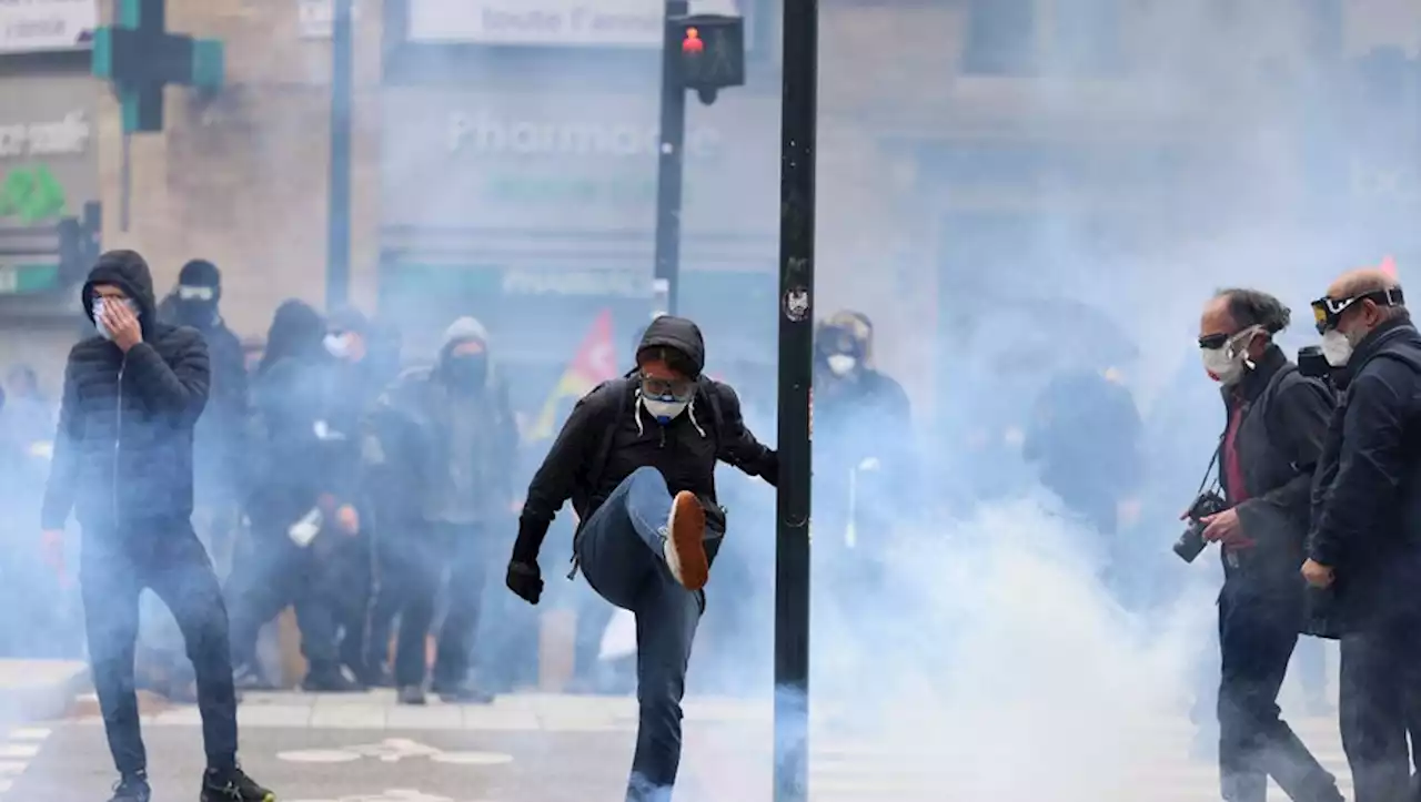 'Tout le monde déteste Fabien Roussel' : le stand communiste attaqué par des Black Blocs lors de la manifestations du 1er-Mai à Paris