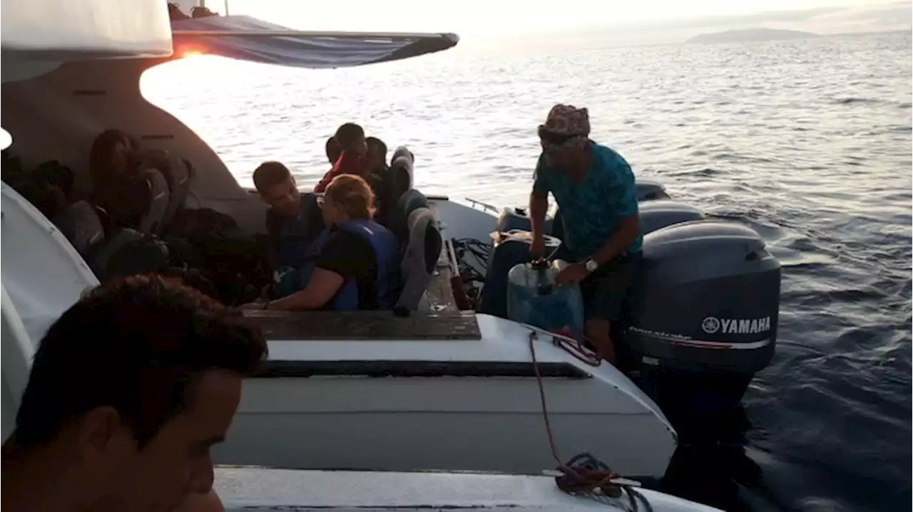 Marina de Ecuador rescata a 27 personas en embarcación a la deriva