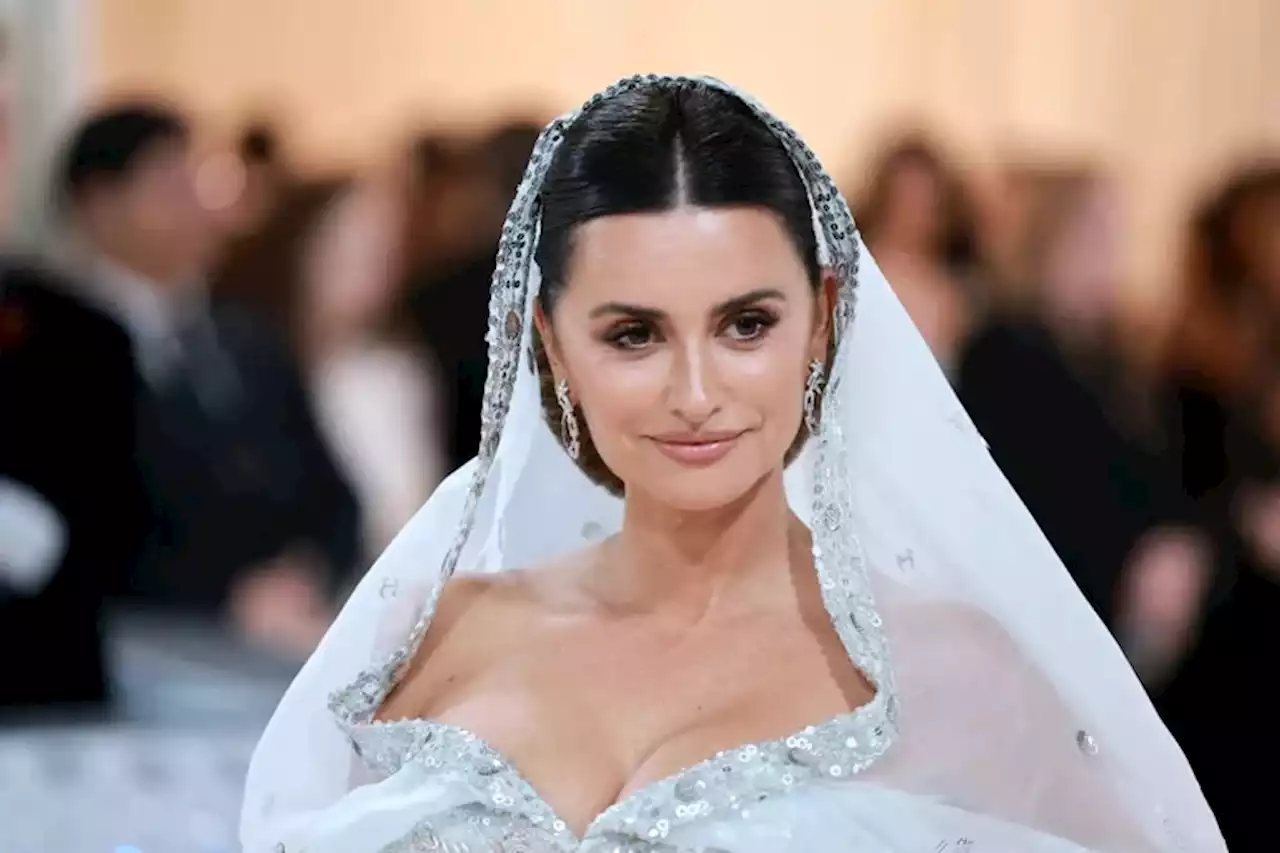 MET Gala 2023: el look “de novia” de Penélope Cruz y el cariñoso momento con Dua Lipa que captaron las cámaras