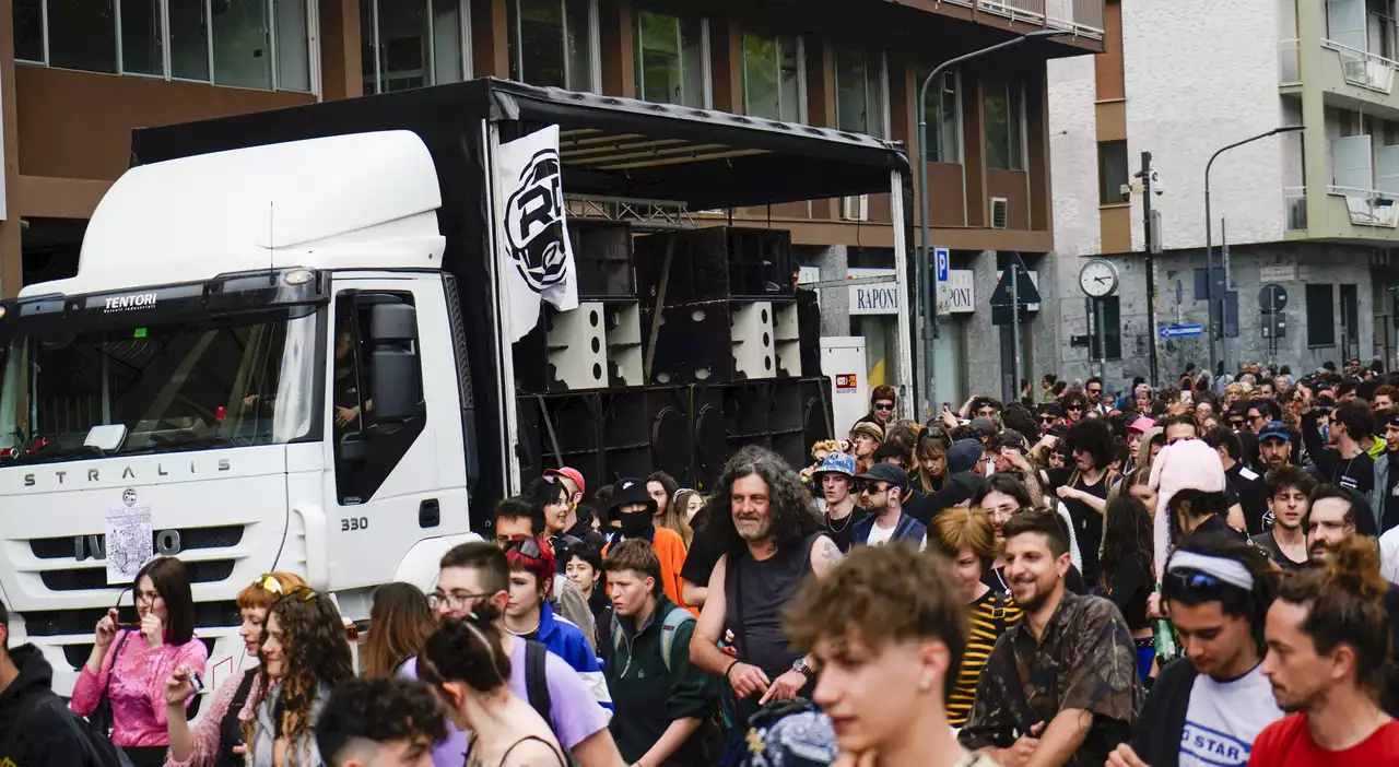 Milano, corteo primo maggio: danneggiato negozio e rubati alcolici