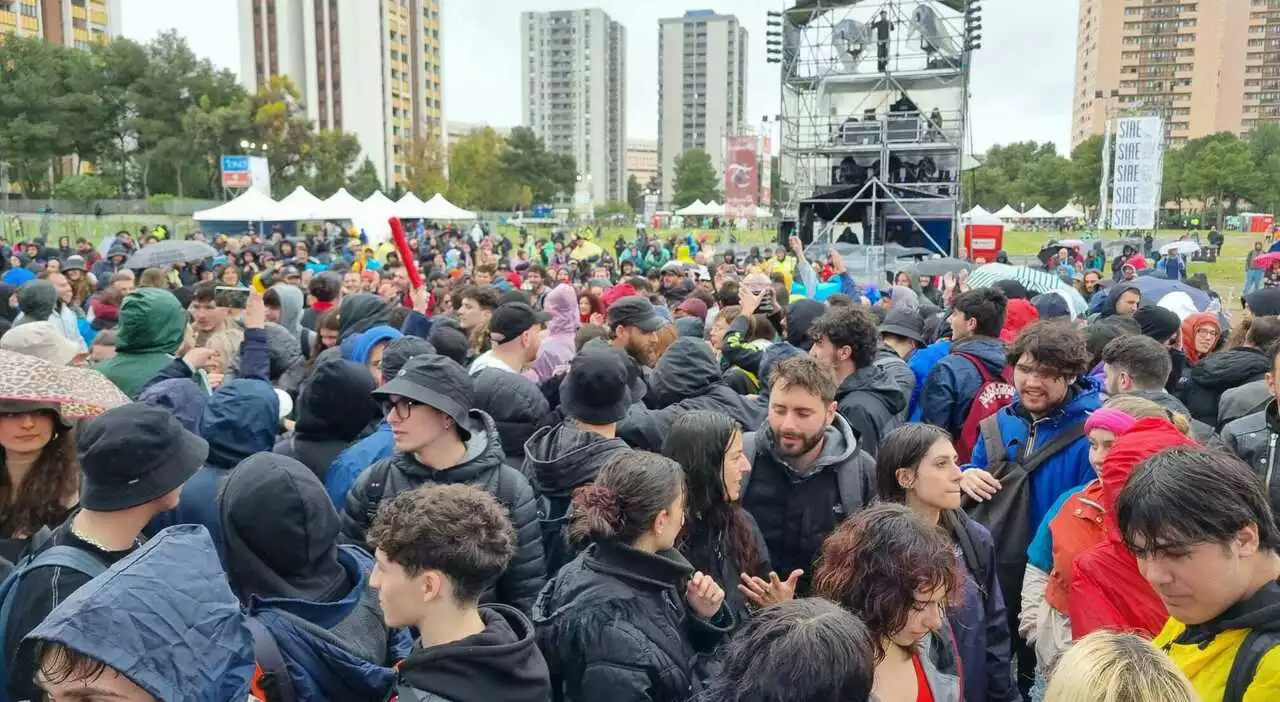 Uno Maggio Taranto, concertone sospeso causa maltempo: paura per il fango che bloccava gli spettatori