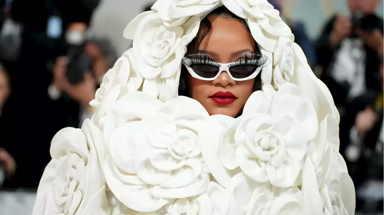 Rihanna a sorti le grand jeu dans cette robe de mariée au Met Gala