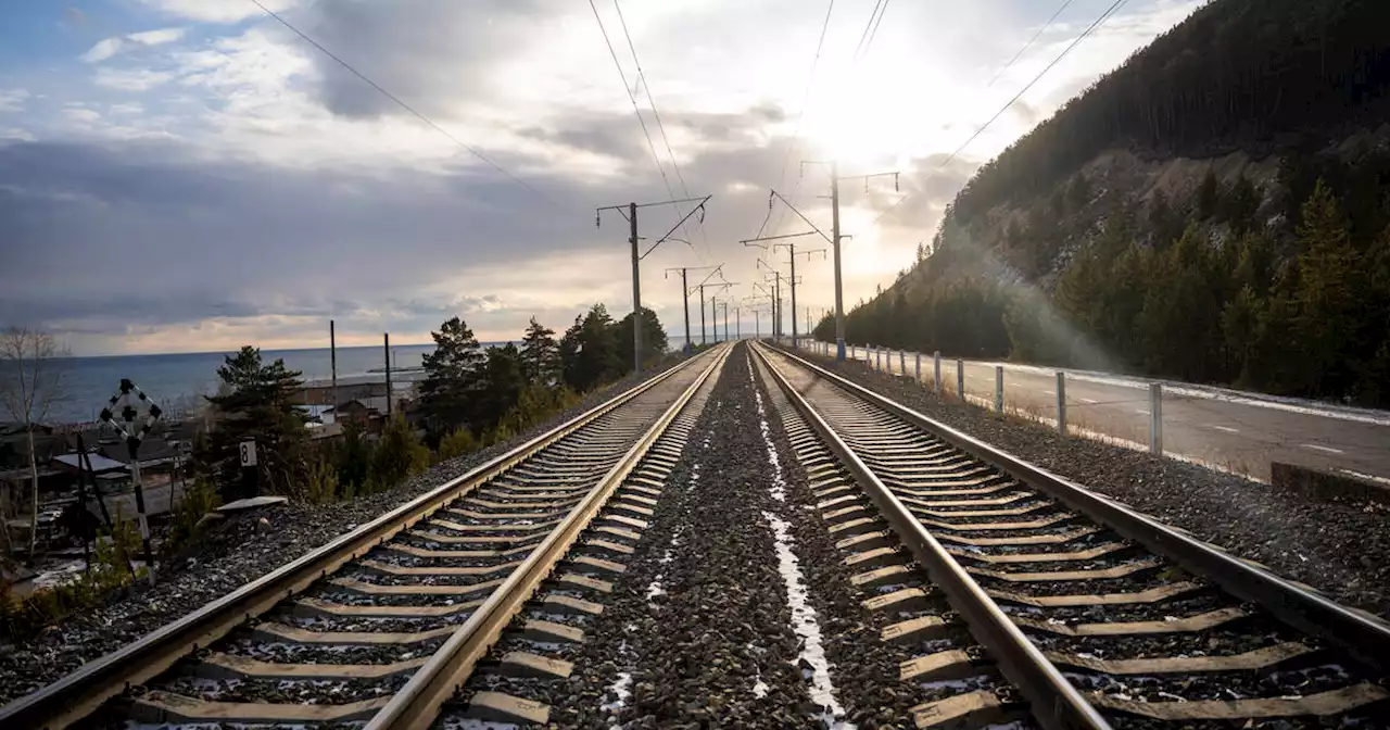 Russie : un train de marchandises déraille à cause d’un engin explosif sur les rails