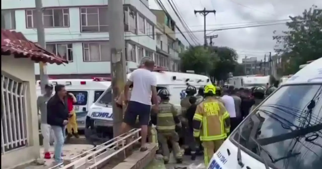 Impresionante choque entre ambulancia y carro particular en Bogotá dejó dos heridos