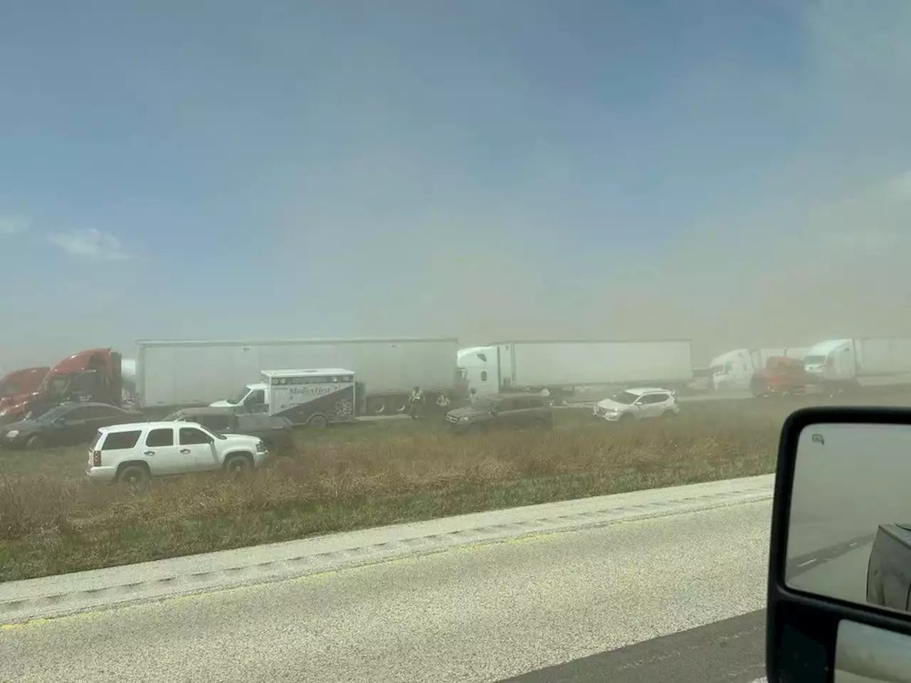 Illinois dust storm blinds drivers, 6 die in chain-reaction crashes