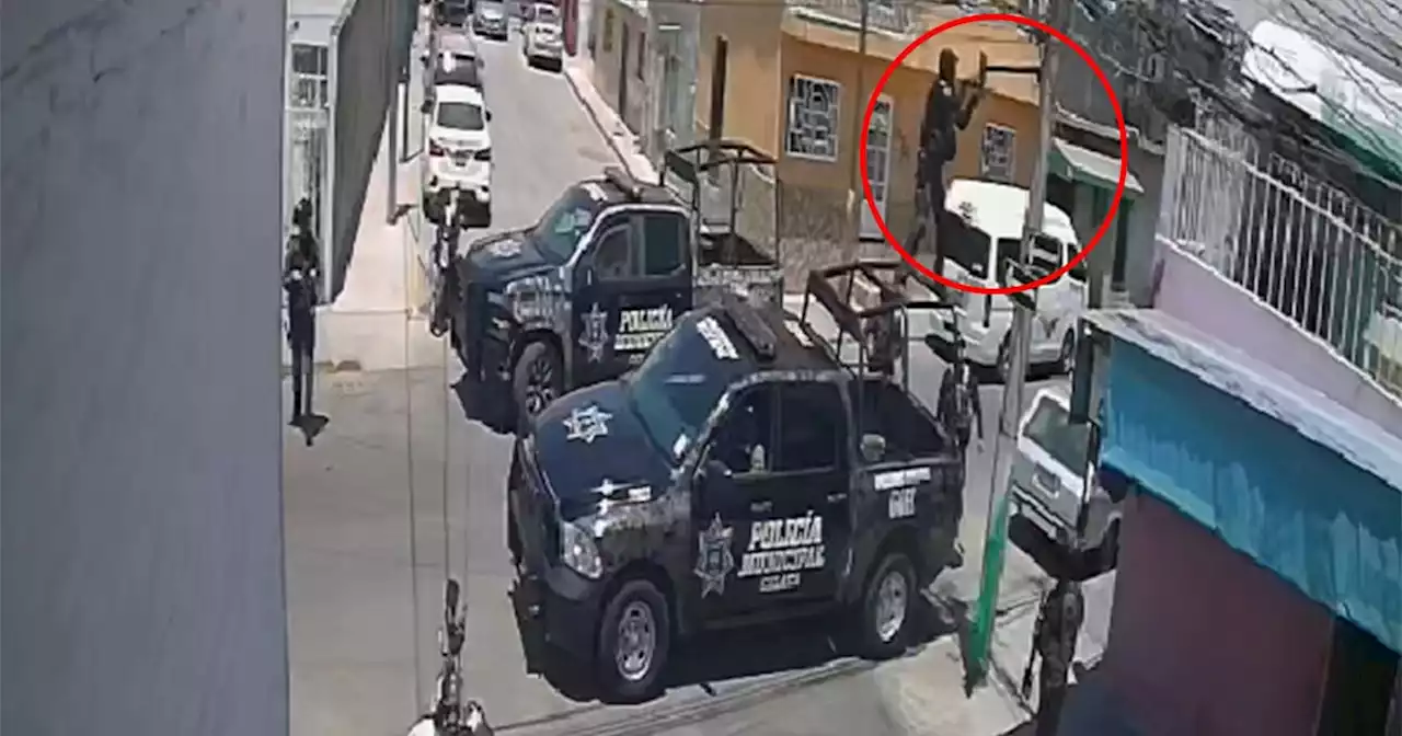 Captan en video a policías de Celaya desinstalando una presunta cámara de seguridad vecinal