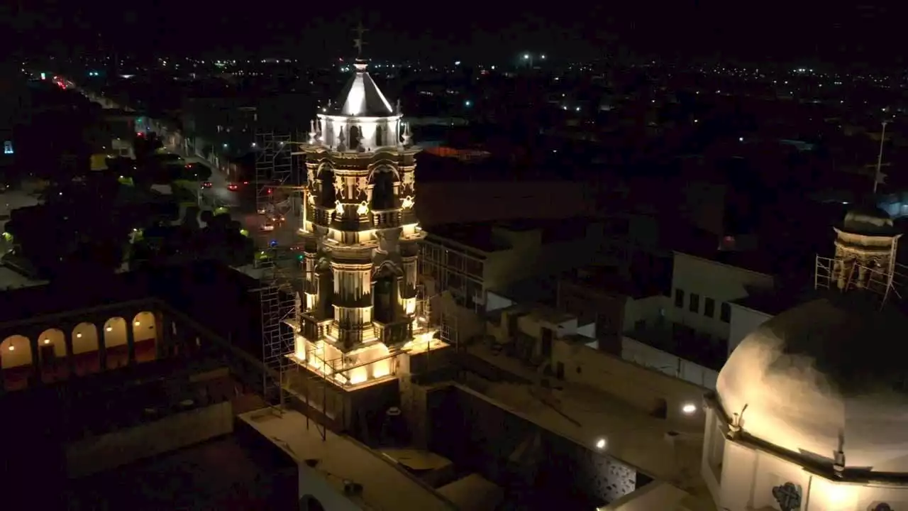 Iluminan torre de Templo de la Soledad en Irapuato