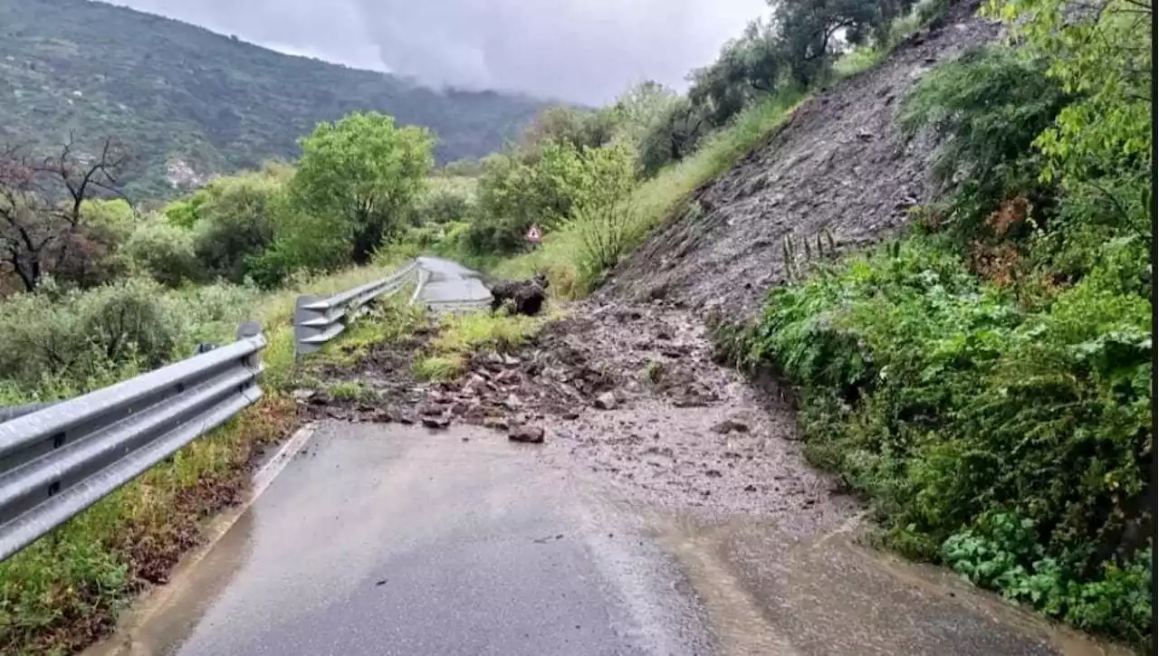 Maltempo, allagamenti e frane nel Messinese. Strade interrotte, paesi isolati