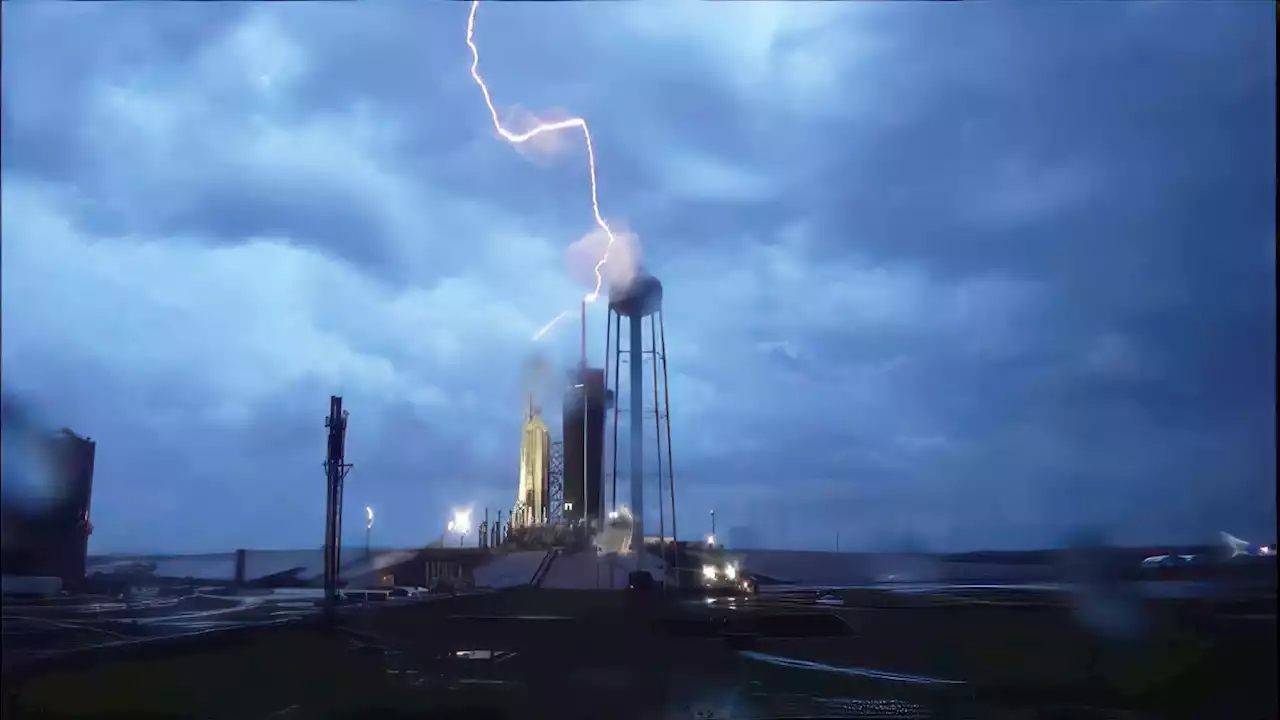 See the moment lightning struck SpaceX's Falcon Heavy rocket launch pad (photo)