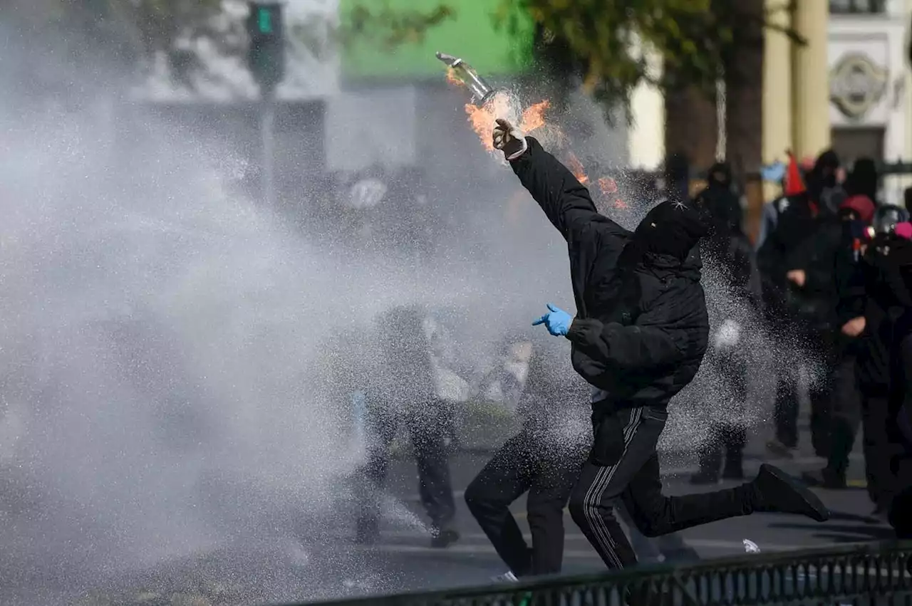 Policier brûlé par un cocktail Molotov à Paris : une enquête ouverte pour tentative d’homicide volontaire