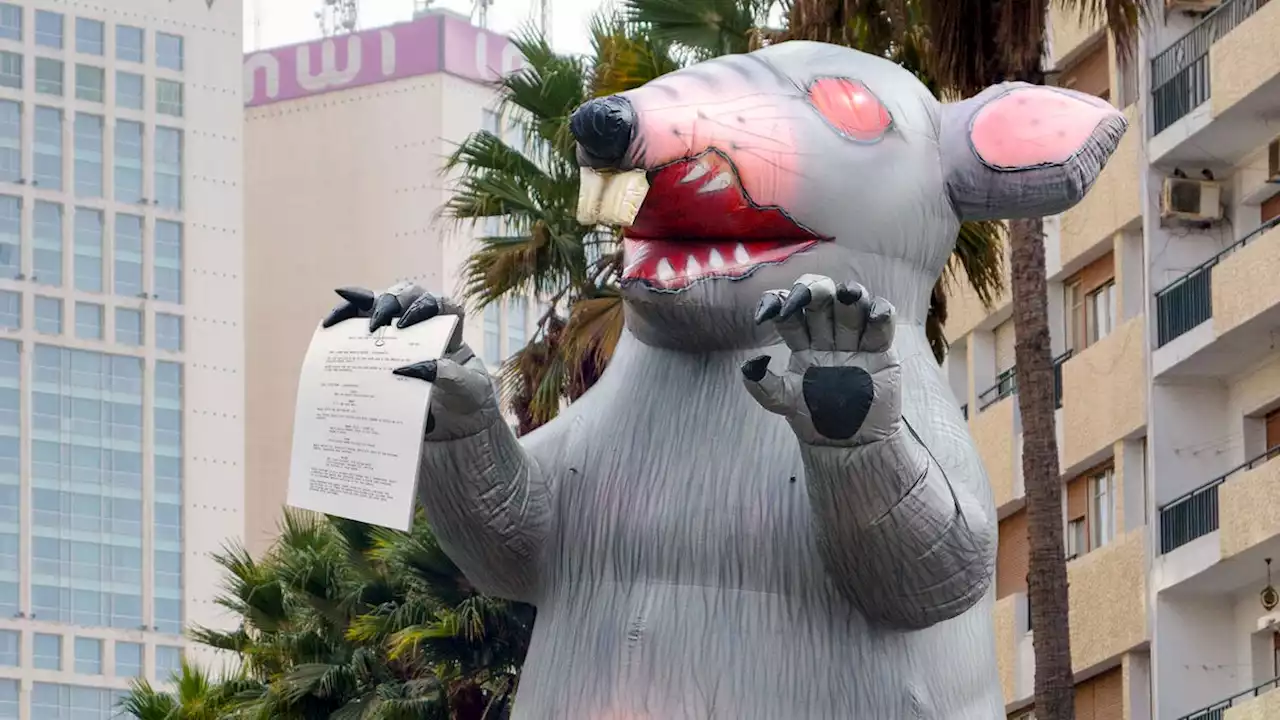 Inflatable Scabby The Rat Keeps Trying To Give Striking Hollywood Writers Copy Of His Screenplay