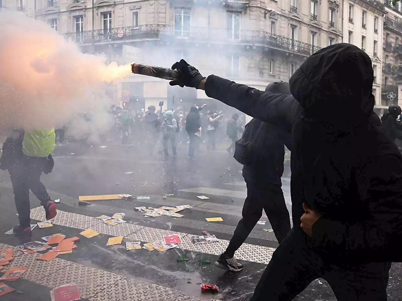 French police battle black-clad anarchists during May Day rallies