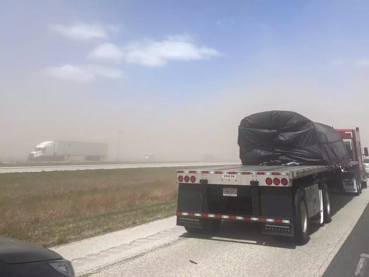 Illinois dust storm blinds drivers, 6 die in chain-reaction crashes