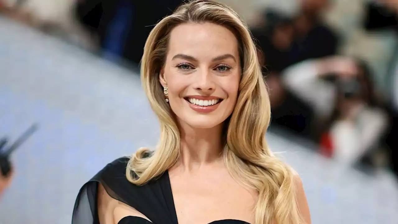 Met Gala 2023: Margot Robbie Pays Homage to Karl Lagerfeld and Cindy Crawford in Vintage Chanel