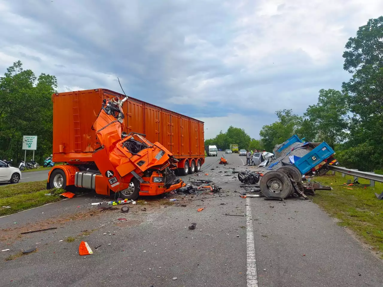 Tiga cedera lori pasir rempuh kereta, treler