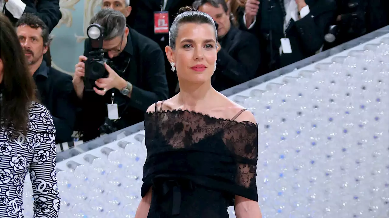 L'outfit regale di oggi: Charlotte Casiraghi, principessa in pizzo (vintage) al Met Gala