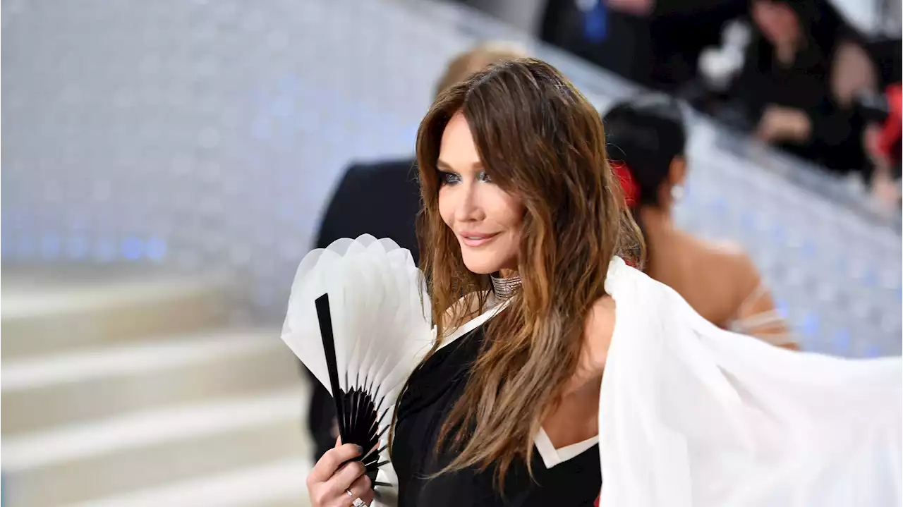 Carla Bruni, con vestidazo y abanico (en honor a su amigo Karl), es la elegancia personificada en la Met Gala 2023