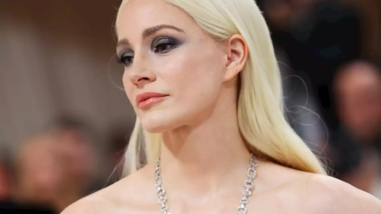 Jessica Chastain al Met Gala 2023 cambia look, punta sul biondo platino, e lascia tutti senza fiato