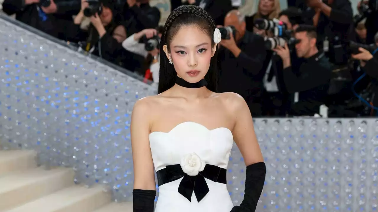 Jennie des Blackpink fait ses débuts au Met Gala en robe Chanel vintage de 1990