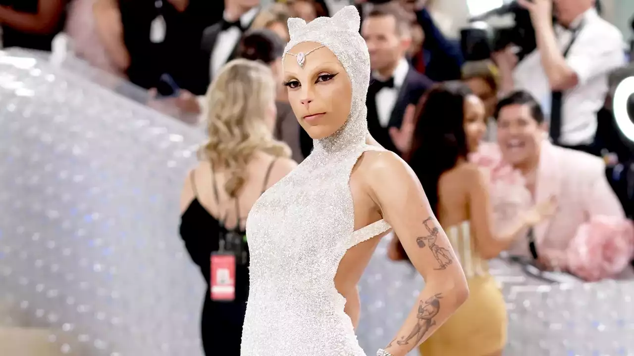 Méconnaissable, Doja Cat se transforme en Choupette, le chat de Karl Lagerfeld au Met Gala 2023