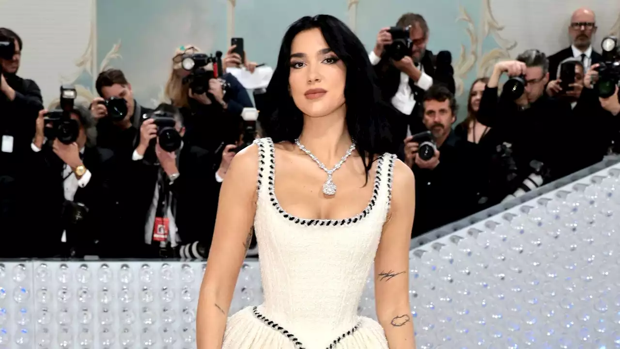 Dua Lipa luce un imponente vestido de Chanel y un collar de diamantes impresionante