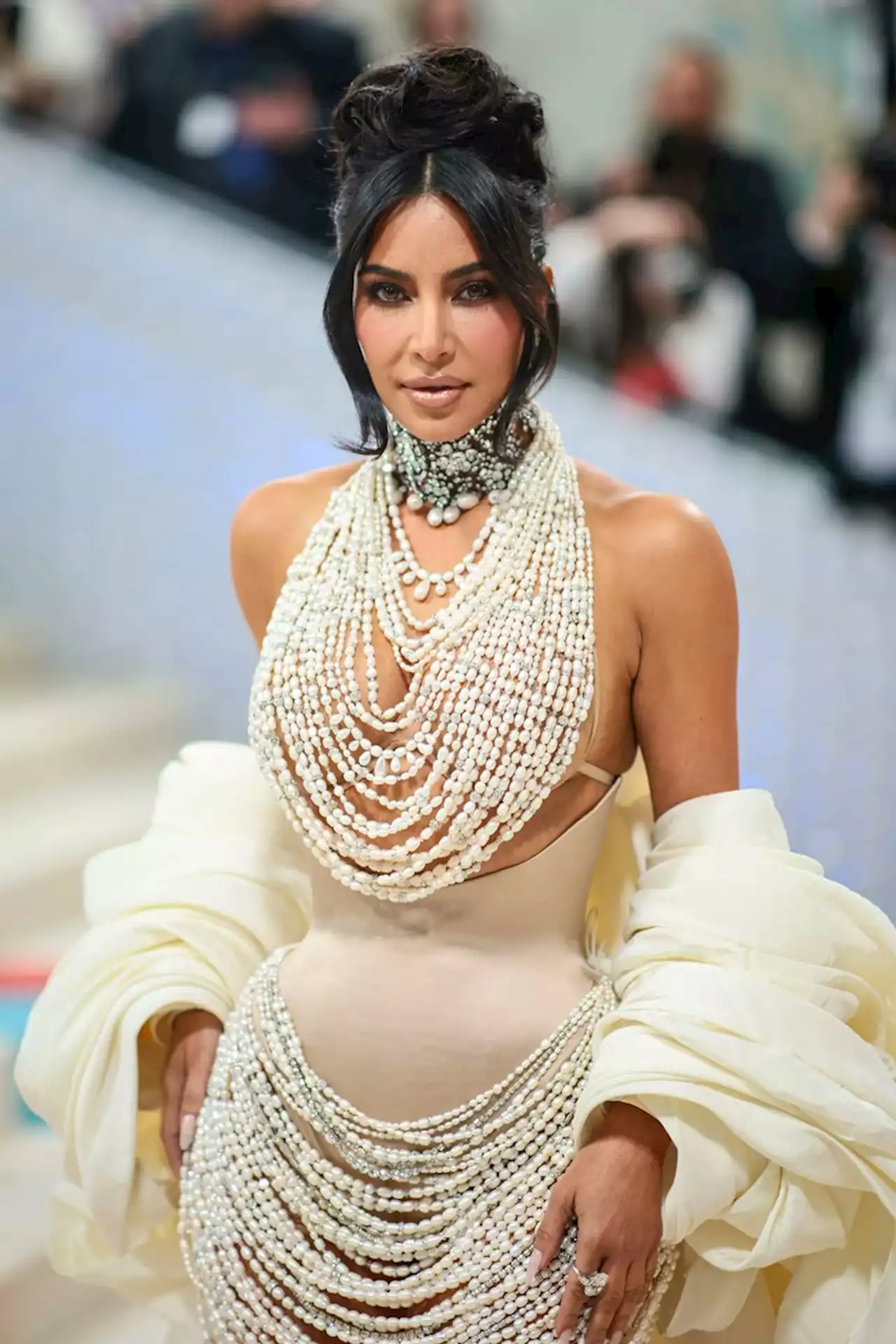 ¿Cómo llevar un vestido de 50,000 perlas? Kim Kardashian lo logra en la MET Gala 2023