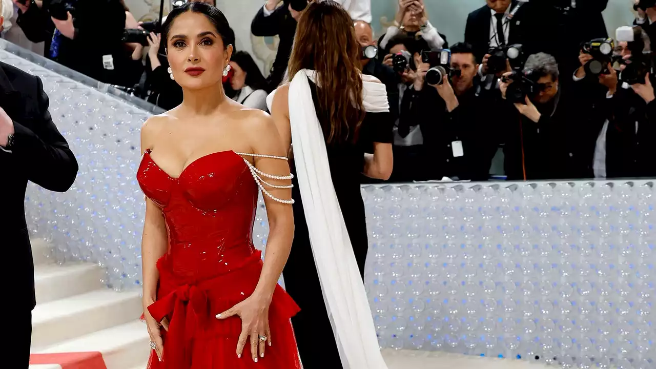 ¡Orgullo mexicano! Salma Hayek ganó en la MET Gala 2023 con un vestido rojo muy sexy de Gucci